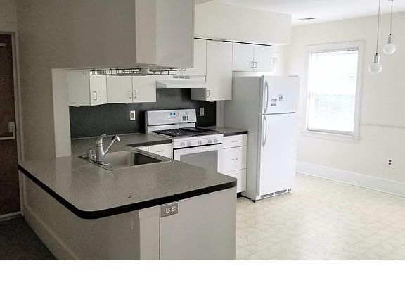 2nd image of 1011 Park Pl APT C