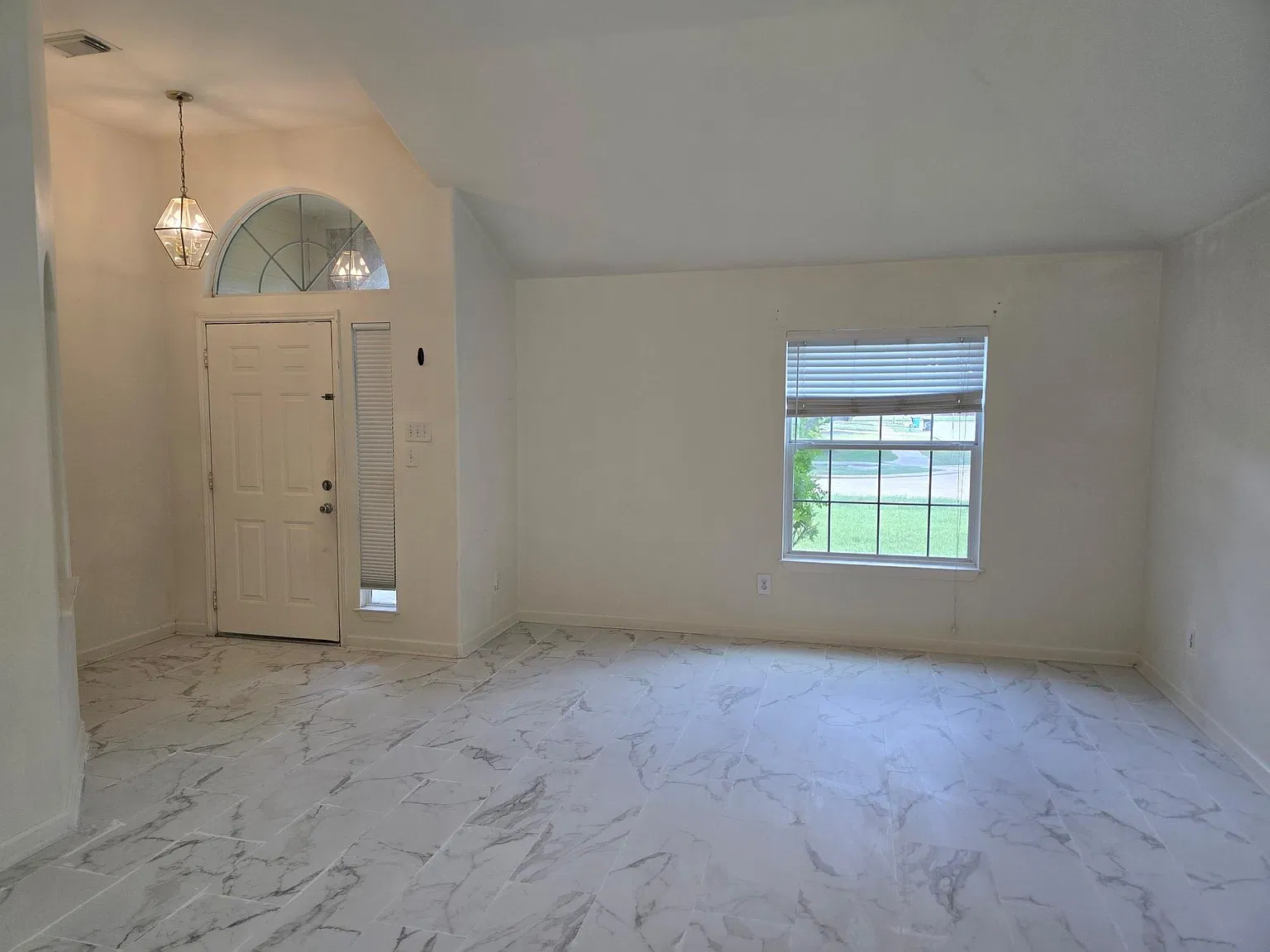3 bed, 2.0 bath, 1786 sqft, $2,100 — Photo 3