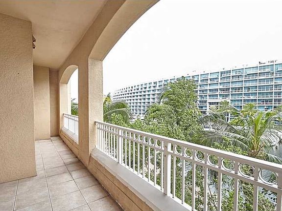 5th image of 3001 NE 185th St APT 315