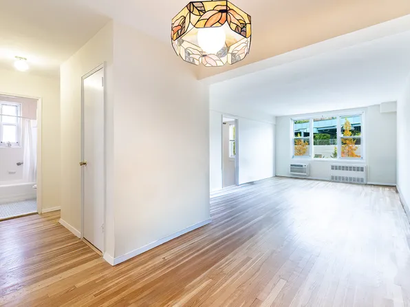 2390 Palisade Avenue image 2 of 24