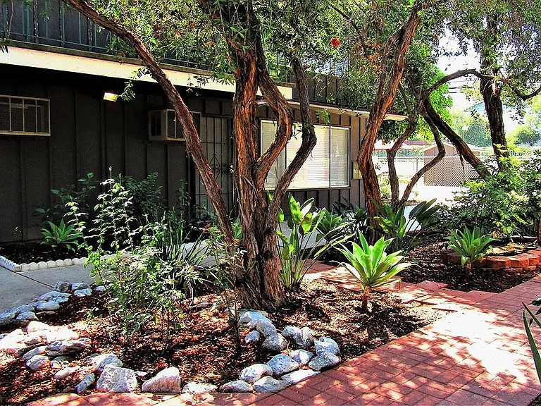 Town and Country Garden Apartments — Photo 6
