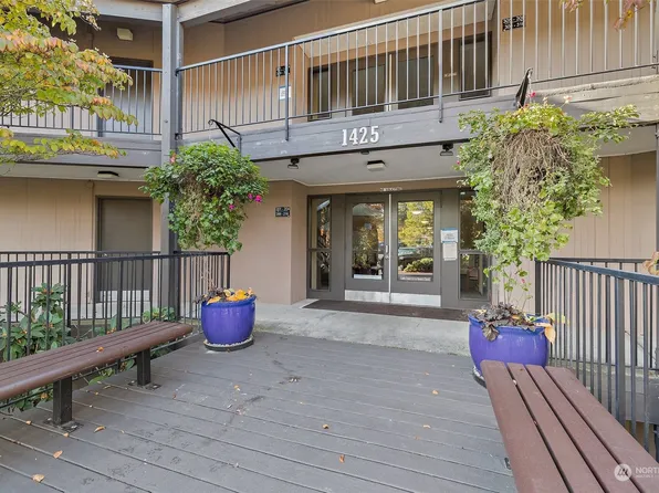 1425 S Puget Dr #210, Renton, WA 98055