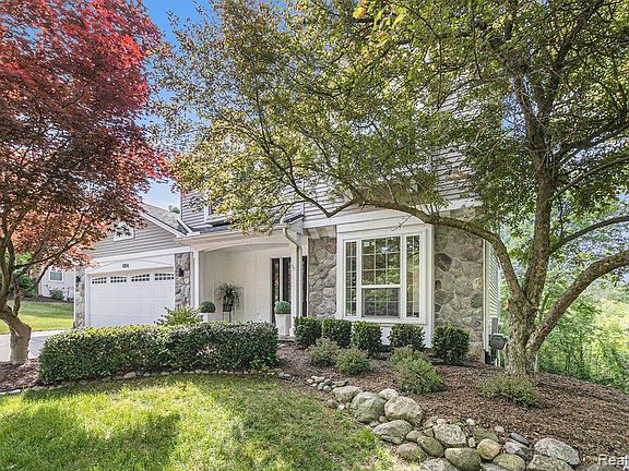 3rd image of 4904 Greenview Dr