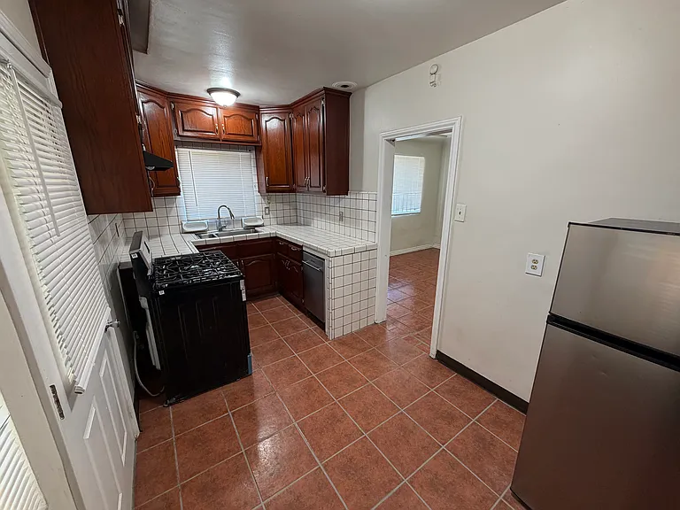 729 Martin Luther King Jr Ave — Photo 7