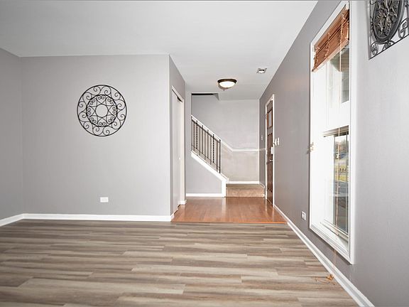 4th image of 171 W Fullerton Ave