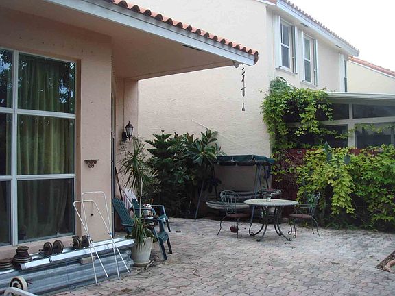 3rd image of 3960 Hyde Park Cir