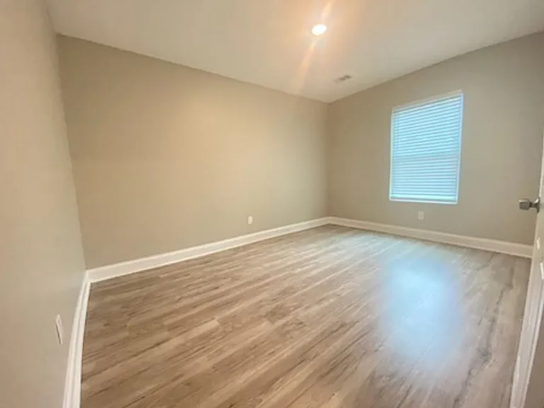 1528 Wellworth Ave — Photo 8