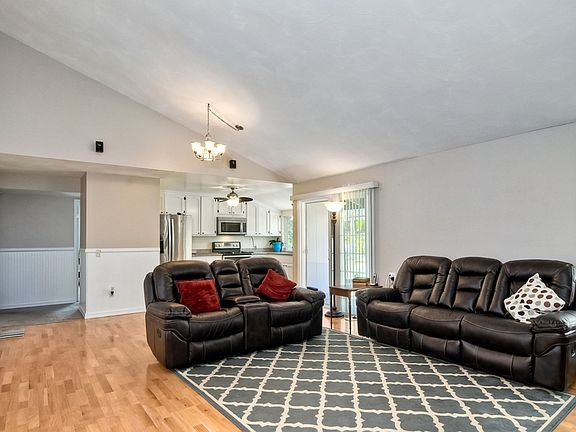 2nd image of 17040 Capilla Pl