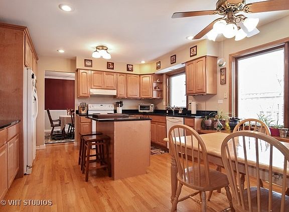 3rd image of 4905 Castaway Ln