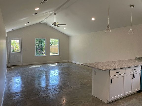 5th image of 4012 Southern Oaks Dr