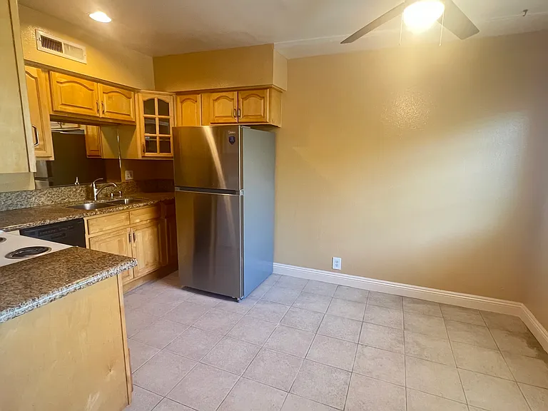 560 W Duarte Rd #B — Photo 9