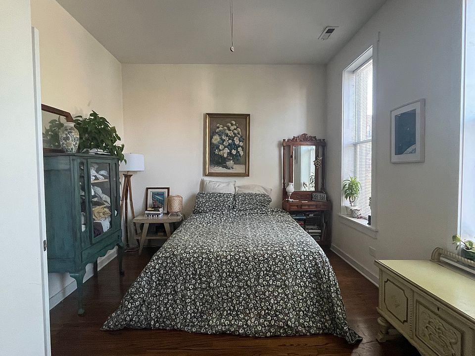 1st image of 727 N Hoyne Ave APT 2F