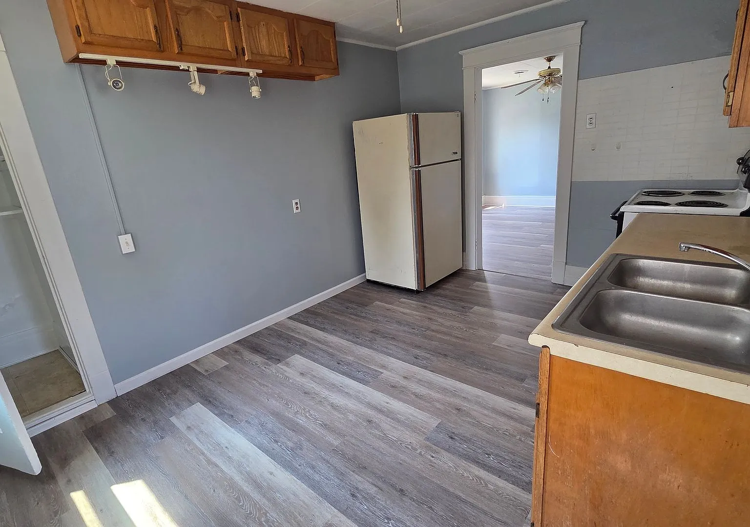 903 W 4th St — Photo 3