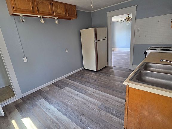 3rd image of 903 W 4th St #3