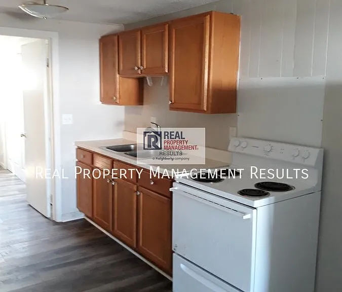209 E Division St #B — Photo 5