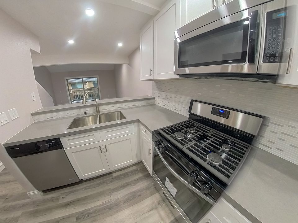 Updated kitchen / appliance / cabinets