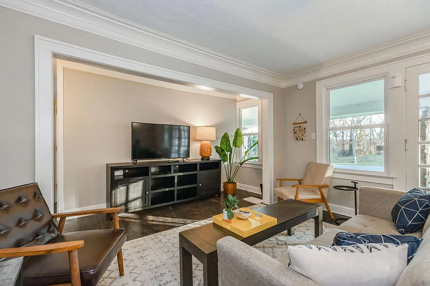 Discover this cozy Kansas City gem, blending comfort and convenience perfectly! — Photo 1