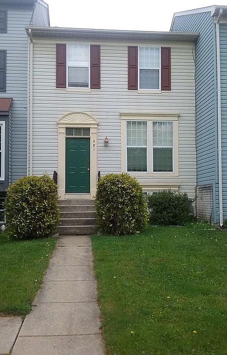 front view 491 Lakes Ct.