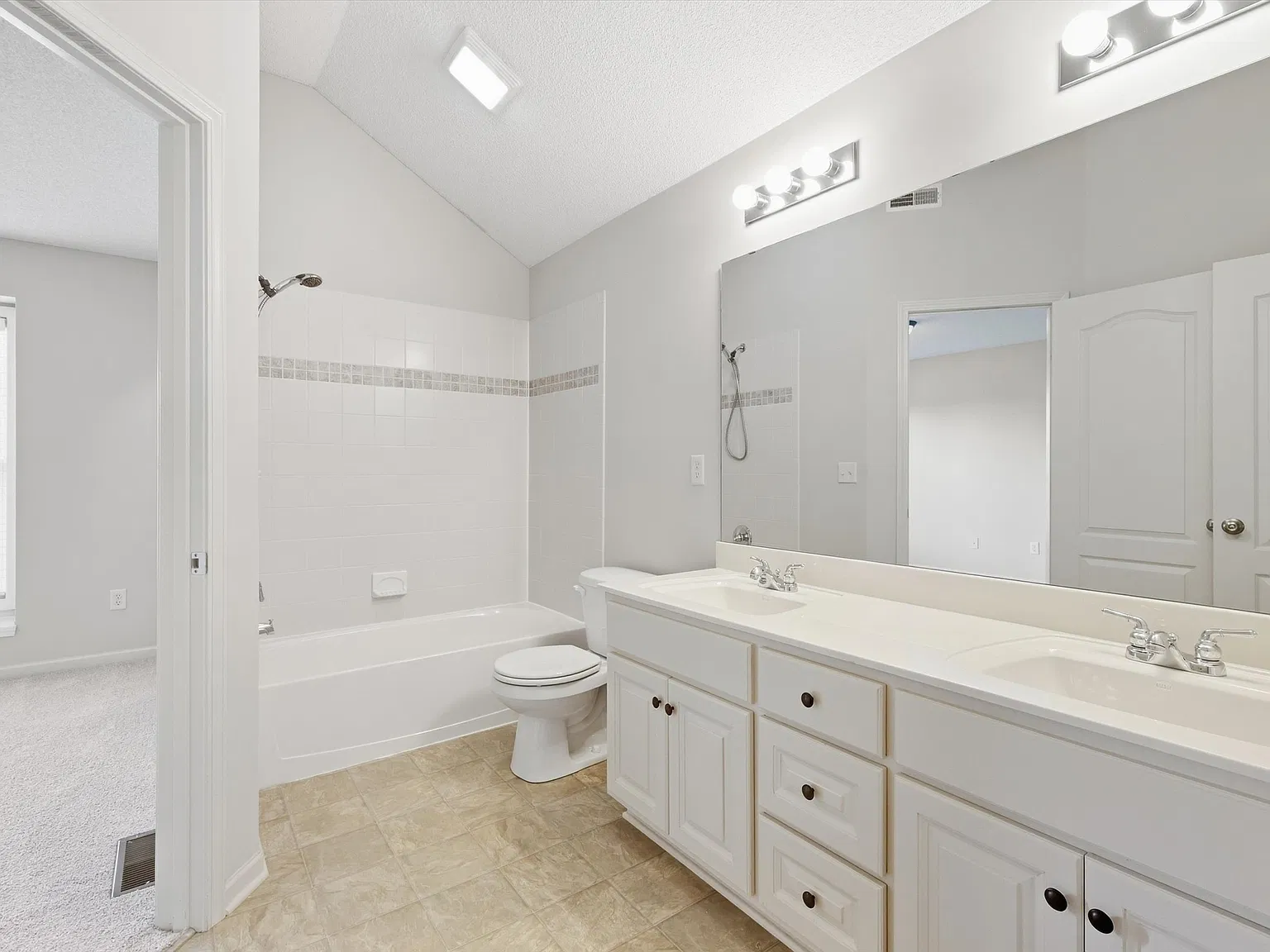 4 bed, 3.5 bath, 2715 sqft, $3,500 — Photo 4