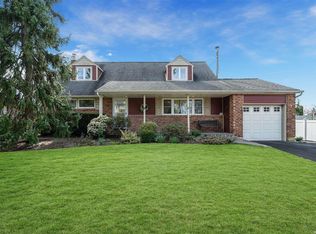 9 Warrenton Ct, Huntington, NY 11743