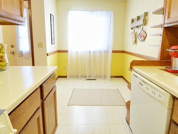 5th image of 225 Bridlewood Dr