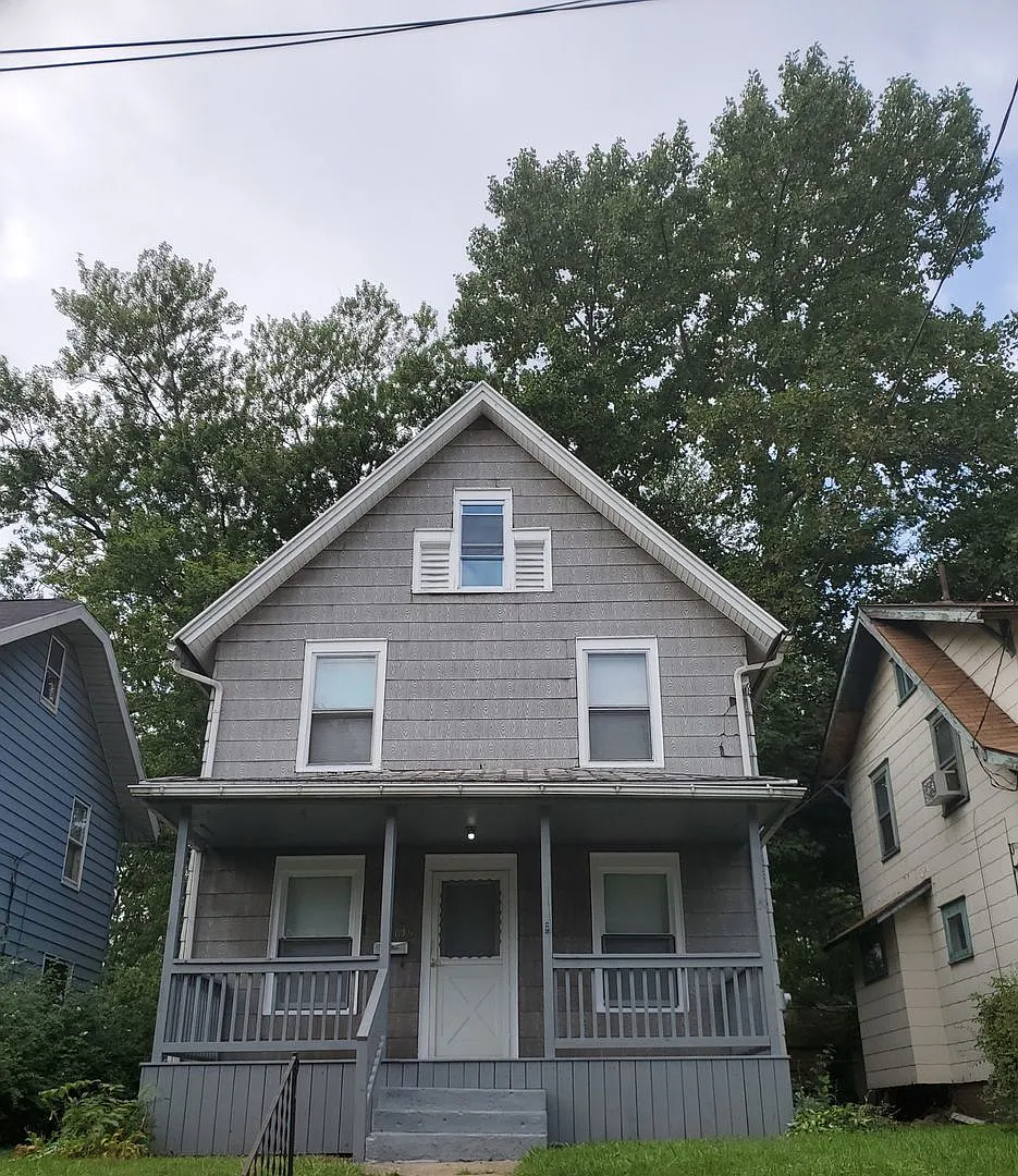 1615 Rowland Ave NE — Photo 1