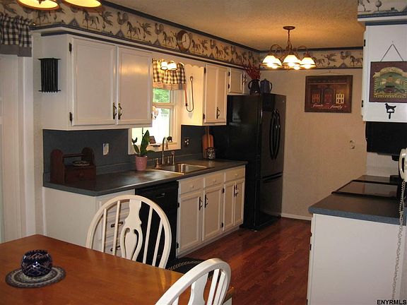 4th image of 28 Locust Dr