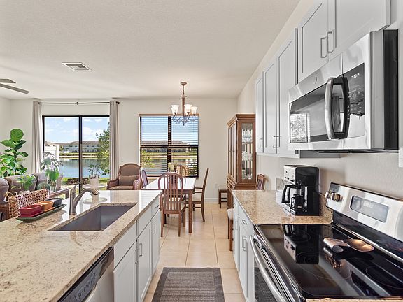 5th image of 10064 W Villa Cir #10064