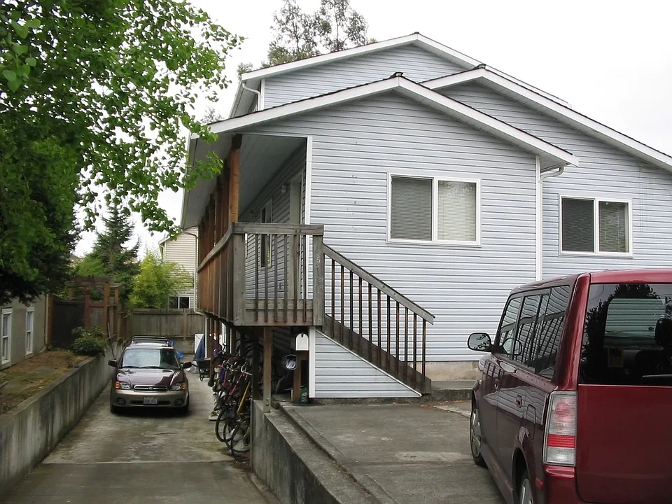 4511 36th Ave NE