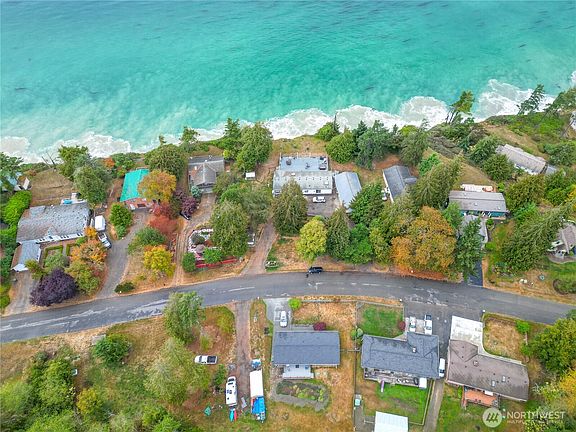 4th image of 250 E Bluff Drive