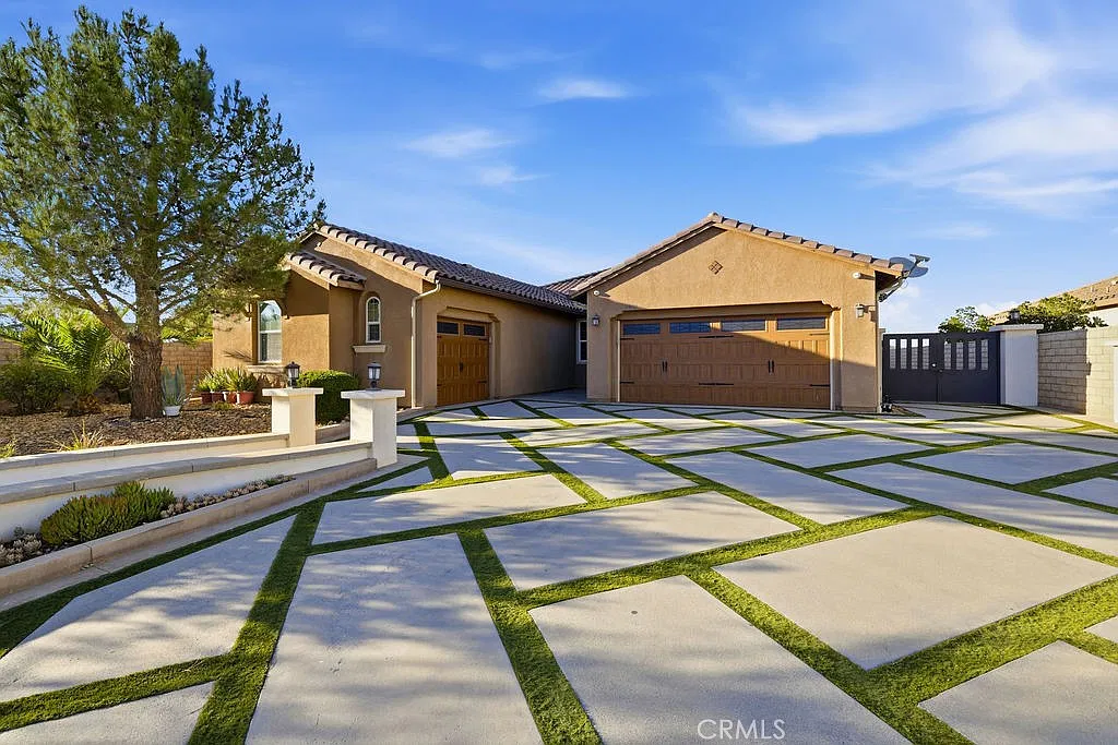 3 bed, 8.5 bath, 2560 sqft, $6,000 — Photo 2