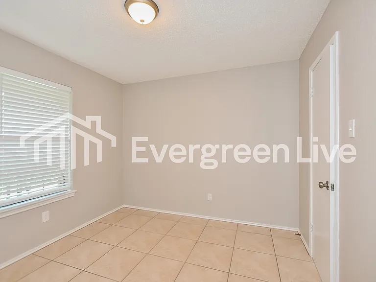 1016 Hunters Glen Dr — Photo 11