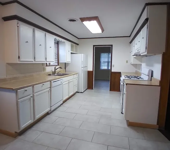 100 S Meadow Pl — Photo 3