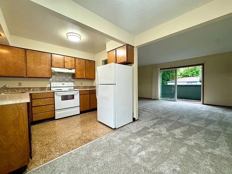 0101-01 - Crownaire Apartments — Photo 1