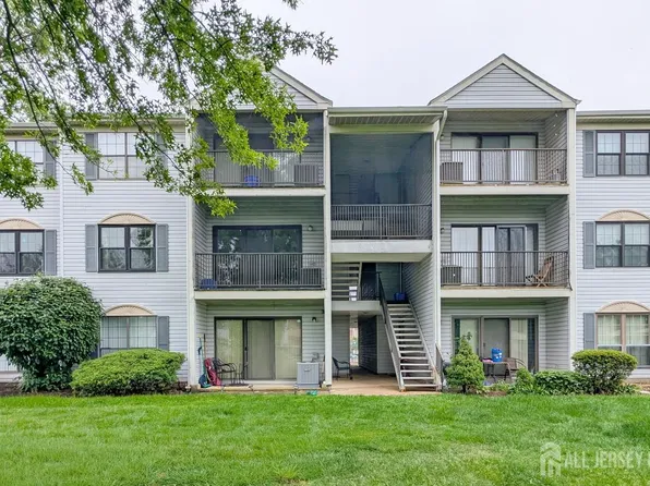 372 Lancaster Ct, Piscataway, NJ 08854