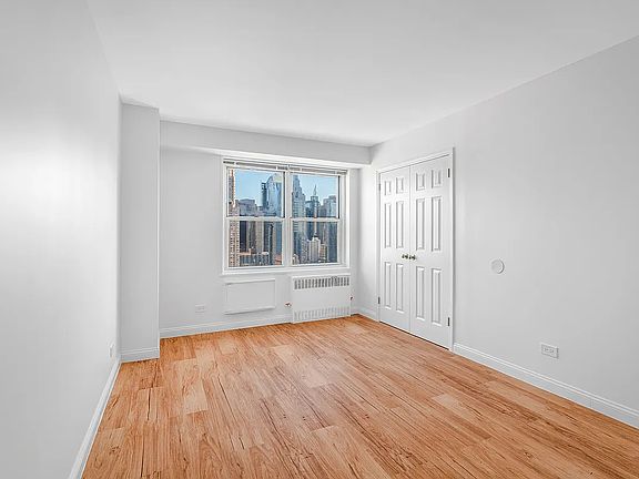 4th image of 747 10th Ave APT 18G