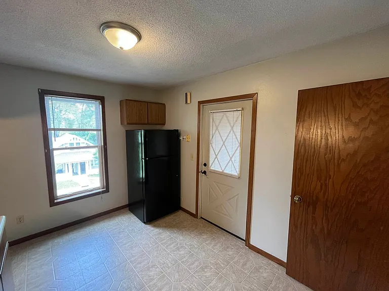 927 E Grand Ave — Photo 6