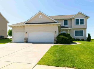 4611 Palm Dr, Bettendorf, IA 52722