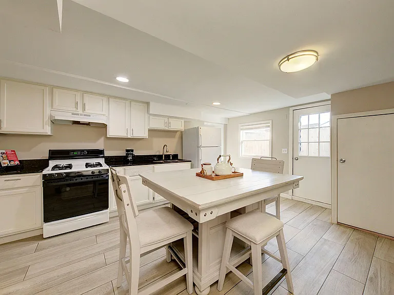 Rein Ave — Photo 9