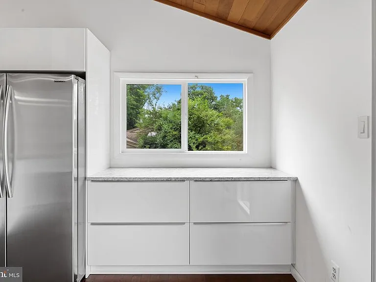 8811 Burbank Rd — Photo 15