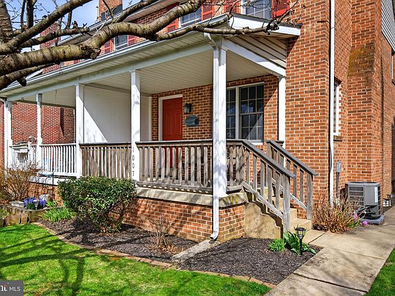 4th image of 1007 E Walnut St