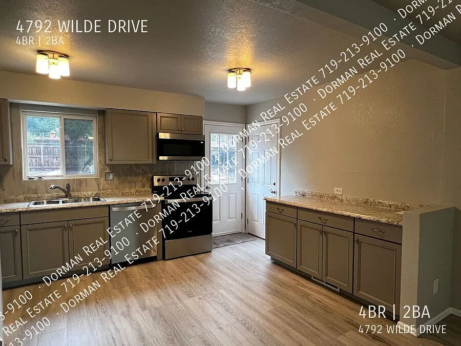 Completely Renovated 4 Bed, 2 bath in Eastborough! — Photo 3