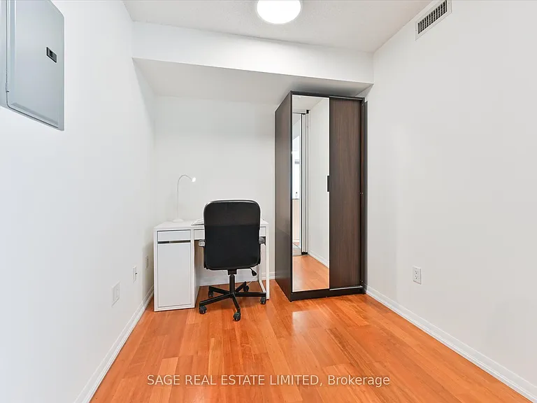 38 Grenville St #902 — Photo 4