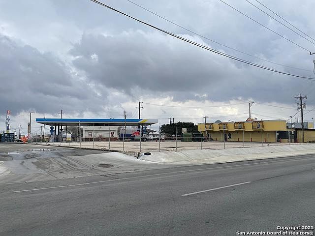 2nd image of 726 S Seguin Rd