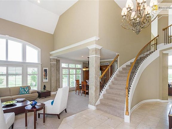 Great entryway. Views everywhere!
