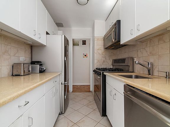 4th image of 415 E 52nd St APT 11EC