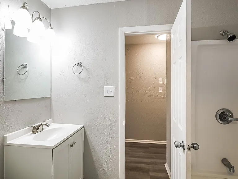 873729_022_main_bathroom_13402554.jpg