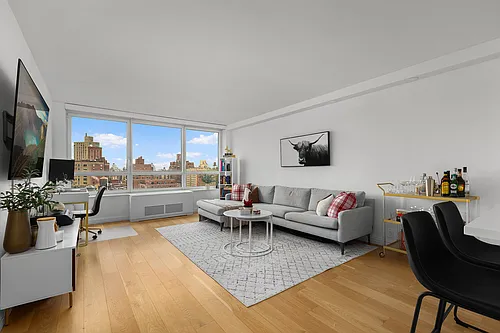 200 E 94th St #2112 Photo 1