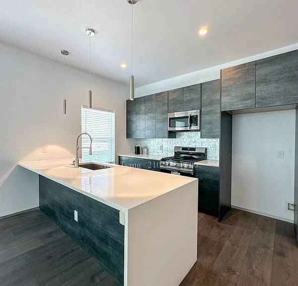 225 S Pine St #202 — Photo 8