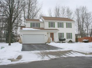 32 Azure Pine Ct, Amherst, NY 14228